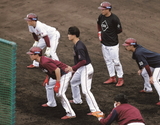 田中和基[左手前]ら若手選手に走塁の指導。自らの経験を惜しみなく伝えている