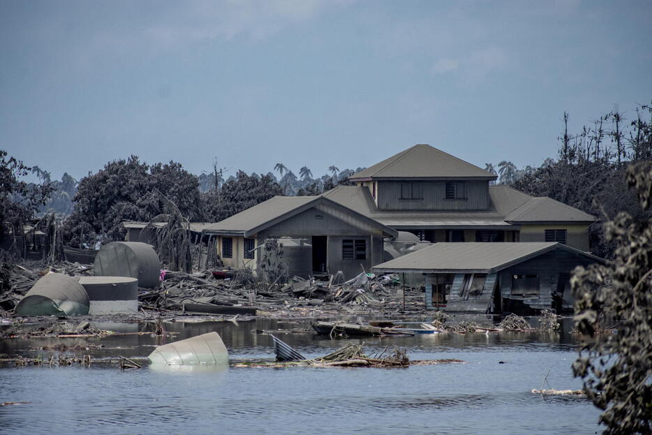 噴火に伴う津波で被害を受けたと思われる現地の建物（提供：Malau Media/ロイター/アフロ）