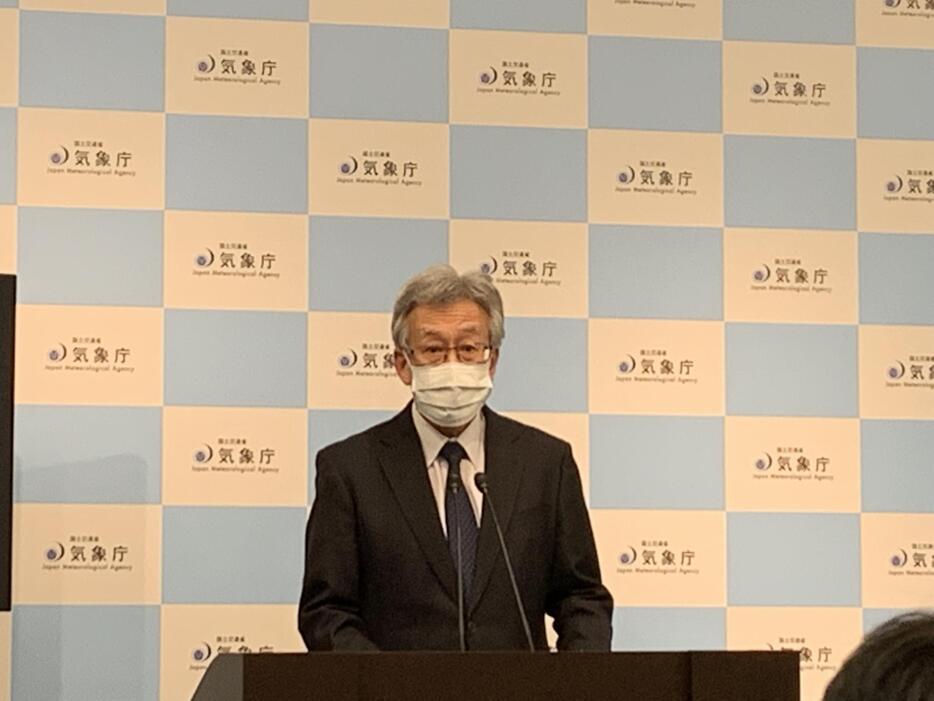 噴火後の1月19日。定例記者会見に臨む気象庁の長谷川直之長官