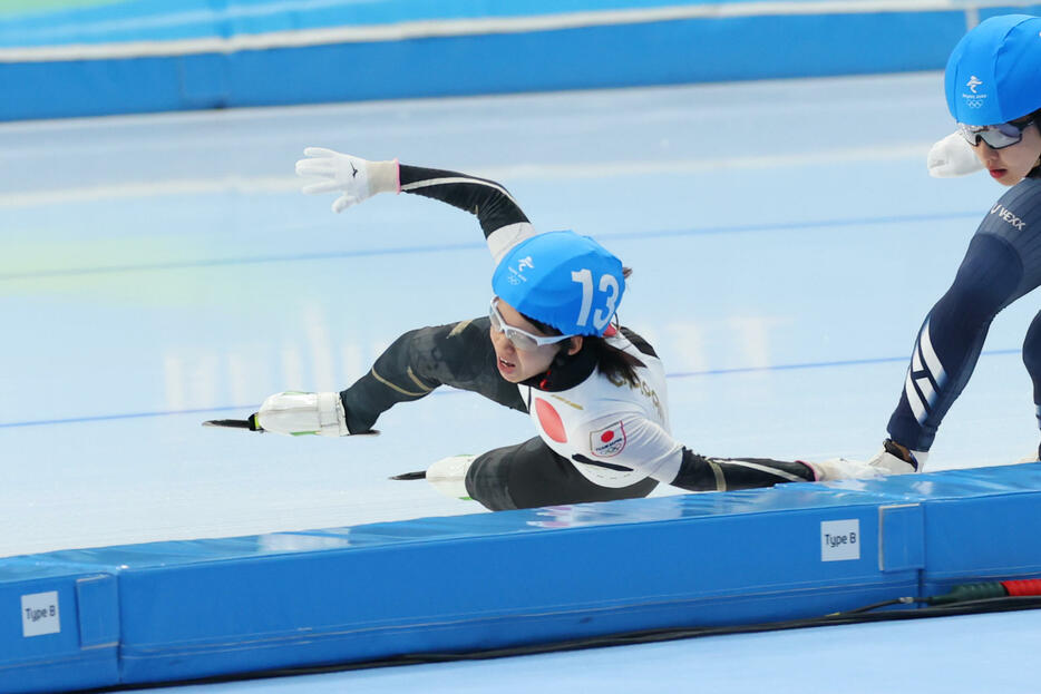 女子マススタート前大会王者の高木菜那は最終コーナーで転倒し1回戦敗退。団体パシュートで転倒したのとほぼ同じ場所の“呪われたコーナー”だった（写真・YUTAKA/アフロスポーツ）