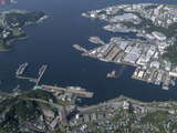 横須賀駅を手前にした「エファーツェン」と横須賀の軍港周辺。画面右上に空母「クイーン・エリザベス」が見える。その奥で水を張っているのが、空母「信濃」が建造された横須賀海軍施設の6号ドックである（2021年9月7日、吉永陽一撮影）。