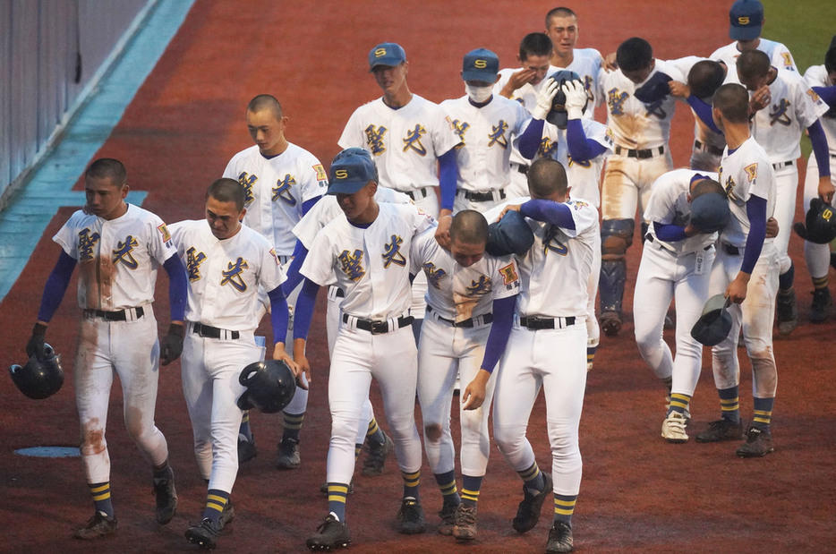 昨秋の東北大会決勝、花巻東に敗れ涙を流す聖光学院の選手たち＝宮城県石巻市の石巻市民球場で２０２１年１０月２６日、玉城達郎撮影