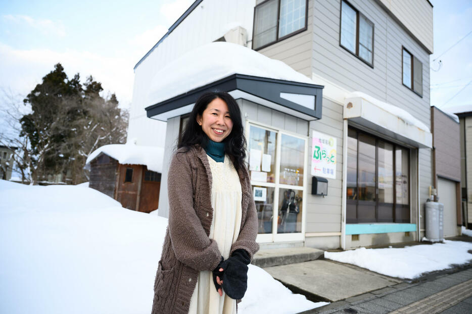 「ふらっと」施設長のロザリンさん。この施設は不登校やひきこもりの人を支援する場であると同時に、ロザリンさんの研究の場でもある。研究されたことが悩む人の理解と支援につながる。「ふらっと」の活動は令和3年度、日本精神衛生学会の「土居健郎記念賞」活動奨励賞受賞