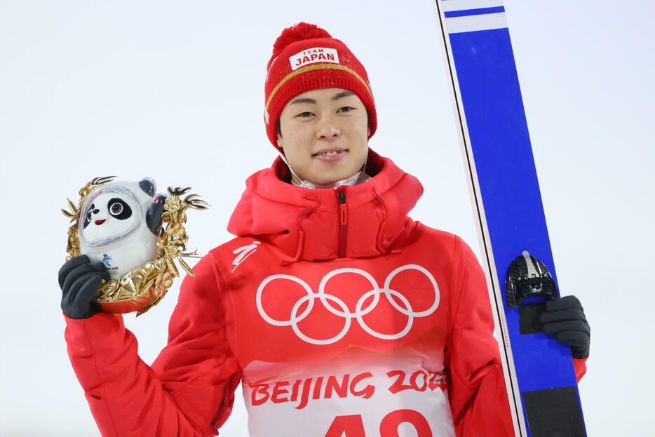 ジャンプ男子ラージヒルで小林陵侑が銀メダルを獲得した（写真：YUTAKA/アフロスポーツ）