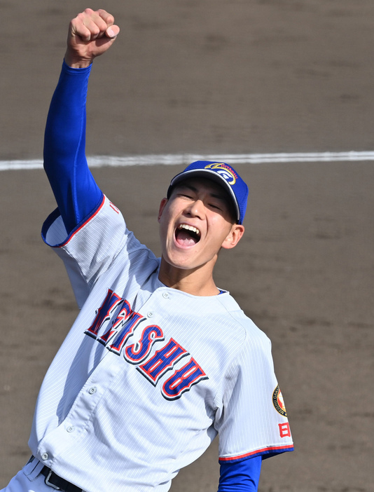 秋季関東大会の決勝・山梨学院戦に勝利して初優勝を決め、拳を握る猪俣駿太＝茨城・Ｊ：ＣＯＭスタジアム土浦で２０２１年１１月７日、西夏生撮影