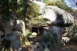 岡山県総社市の「鬼の差し上げ岩」。神仏習合の申し子・修験者たちは、巨大な磐座（いわくら）に集い、修行をした。巨岩に神が宿ると信じられていたのだ（筆者撮影）