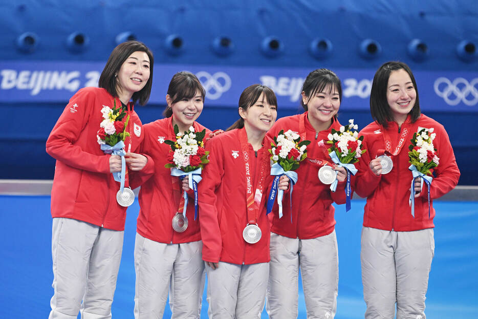 カーリング女子日本代表ロコ・ソラーレが銀メダルを獲得した。一番左が裏方としてチームを支えた石崎琴美（写真・松尾/アフロスポーツ）