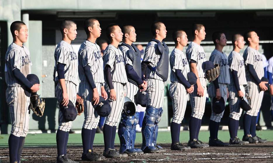 北信越地区大会で整列する敦賀気比の選手たち＝長野県松本市の市野球場で２０２１年１０月２３日、望月亮一撮影