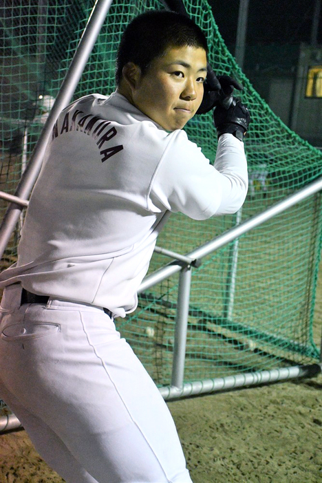 中村元祈内野手（２年）＝高知市の高知高旭グラウンドで、小宅洋介撮影