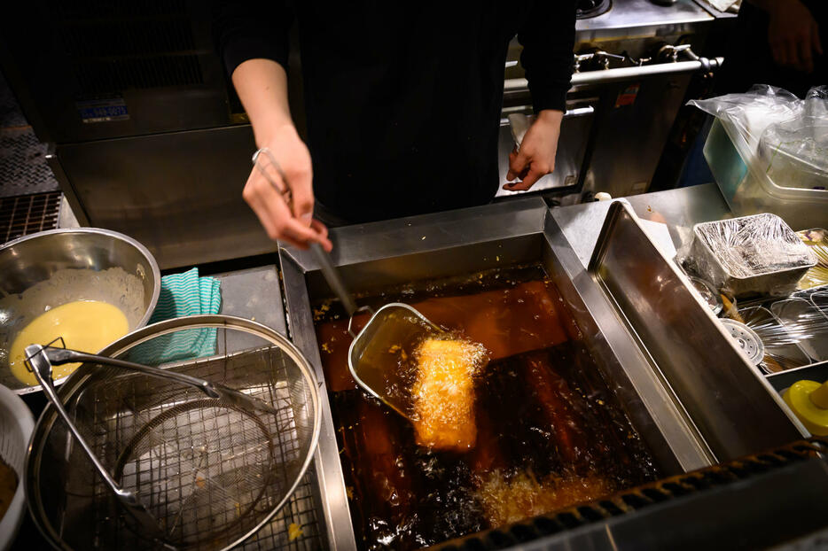 油で揚げるのはあまり向かないようだ。「まるでサーモン」は溶けてしまった