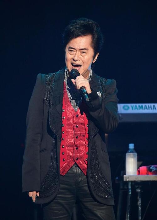 50周年記念ライブで熱唱する水木一郎