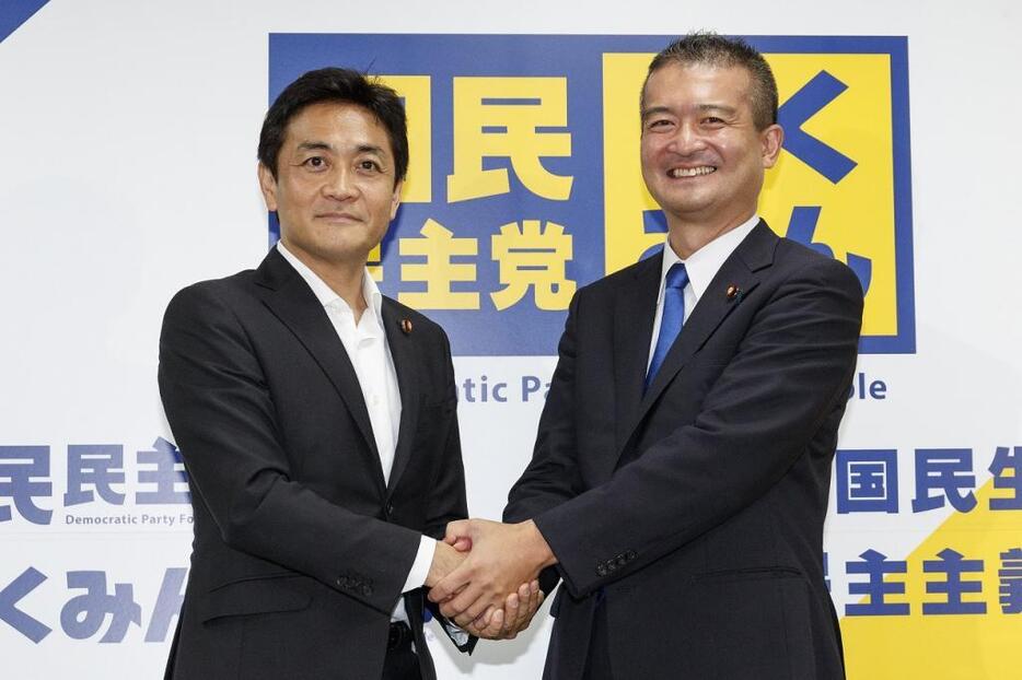 [写真]国民民主党の代表選に立候補した津村氏（右）と玉木氏（Rodrigo Reyes Marin/アフロ）