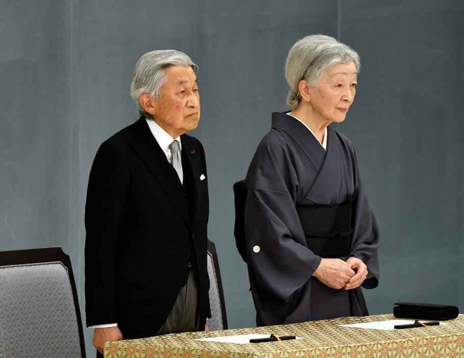 [写真]天皇陛下にとって最後の臨席となる今年の戦没者追悼式。写真は2017年の式典での天皇皇后両陛下（Natsuki Sakai/アフロ）