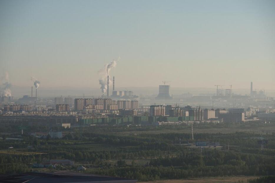 夏でも青空が少なくなっているように感じる。遠くに見える煙突は発電所のものと思われる＝シリンゴル盟・シリンホト市（2018年7月撮影）