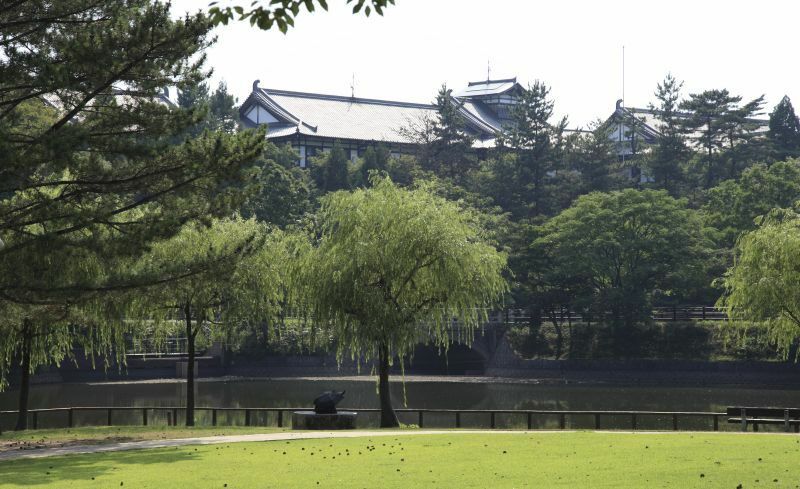 [写真]奈良ホテルは奈良公園や春日大社の近くに位置する（ペイレスイメージズ/アフロ）