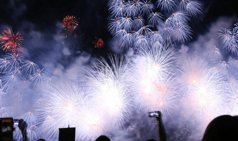 [写真]様々な色の花火が見物人を楽しませた=7日午後8時すぎ、滋賀県大津市で（撮影：柳曽文隆）