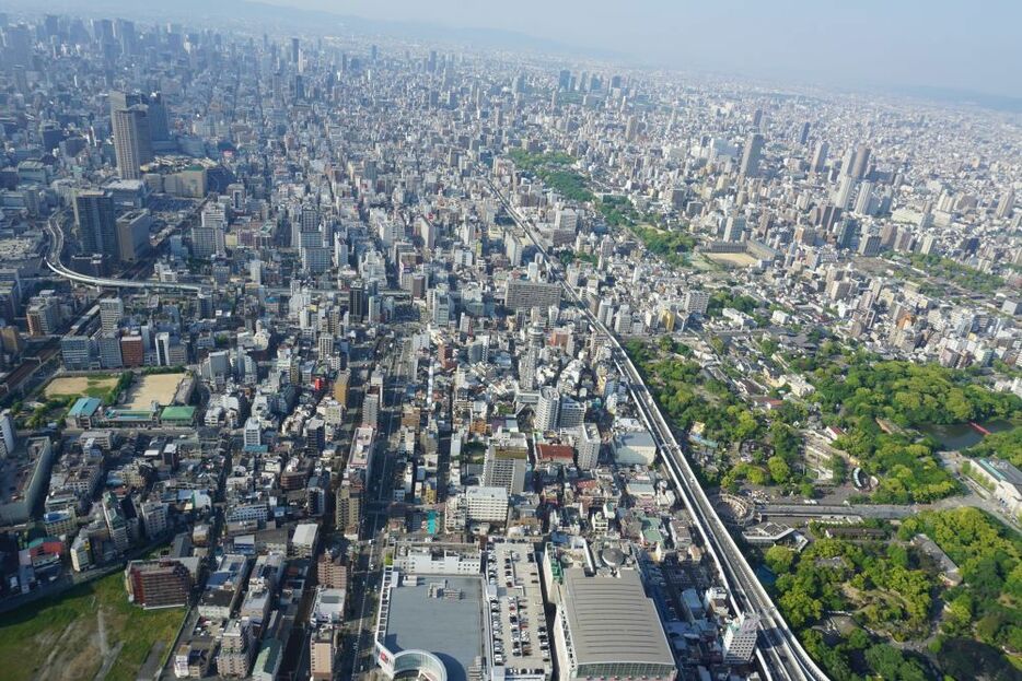 [写真]JR・南海の新今宮駅付近から北に向かって撮影。中央には通天閣、右には天王寺動物園、左にはなんばパークス、左上には梅田の高層ビルが写る＝2018年4月30日、大阪市浪速区で（撮影：柳曽文隆）