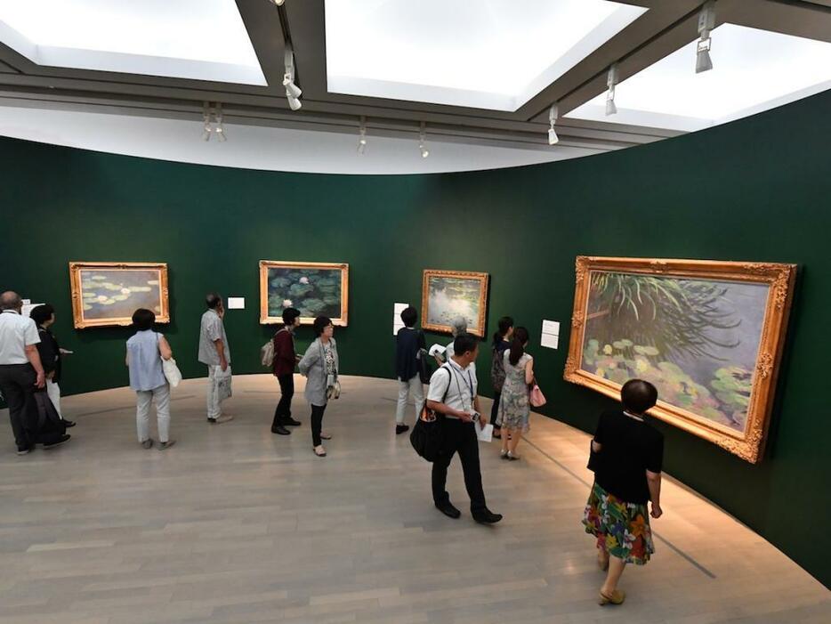 睡蓮が描かれたモネの作品が並ぶ　画像提供：東京新聞