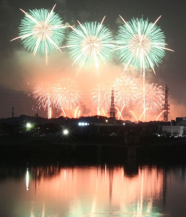 [写真]次々と色鮮やかな花火があがり、狭山池の水面に映る=1日午後8時半ごろ、大阪府大阪狭山市で（撮影：柳曽文隆）