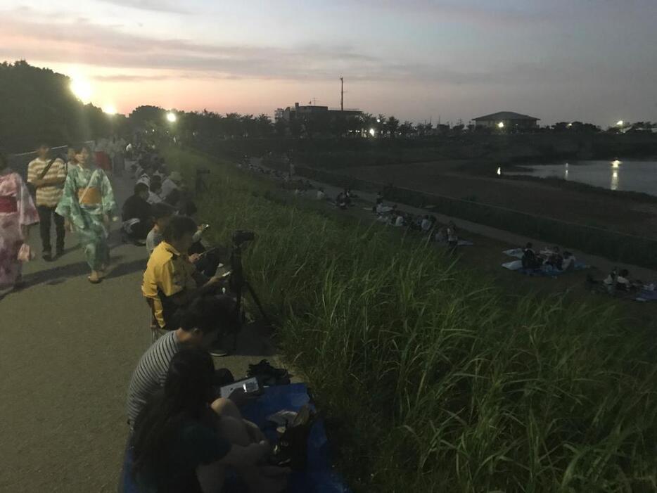 [写真]見物人が早くから集まり、浴衣姿の人も多かった=1日午後7時ごろ、大阪狭山市で