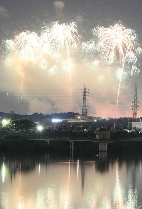 [写真]多くの見物人が見つめていた=1日午後8時半ごろ、大阪狭山市で（撮影：柳曽文隆）