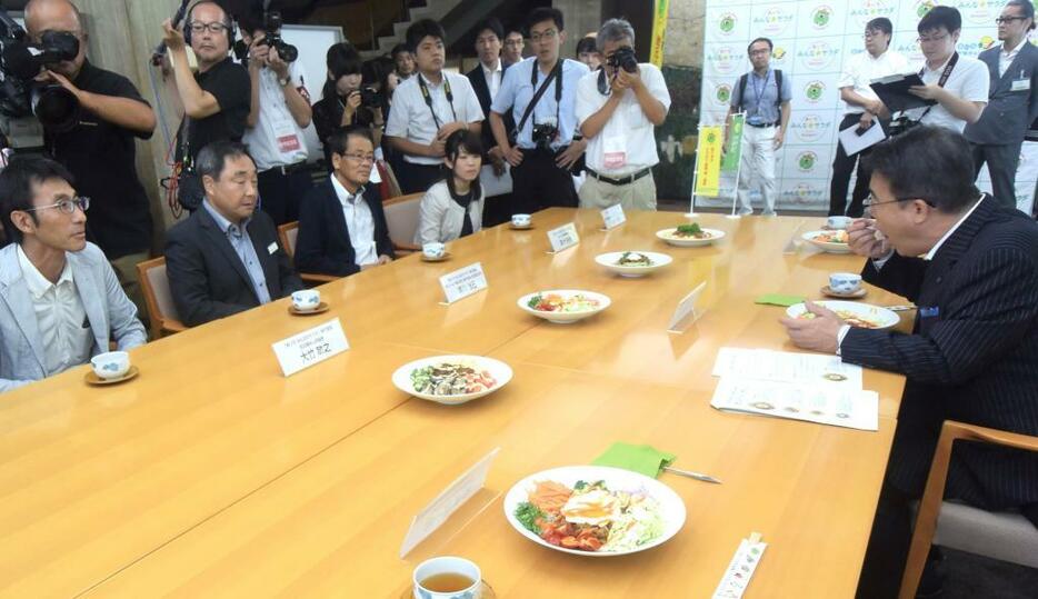 愛知県公館で「あいちのサラダめし」を試食する大村知事と、それを見守るプロジェクトの実行委員