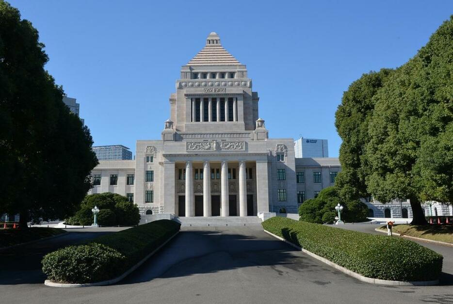 [写真]総定数が6増えることになった参議院。国会議事堂を正面から見て右側が参議院 （Natsuki Sakai/アフロ）