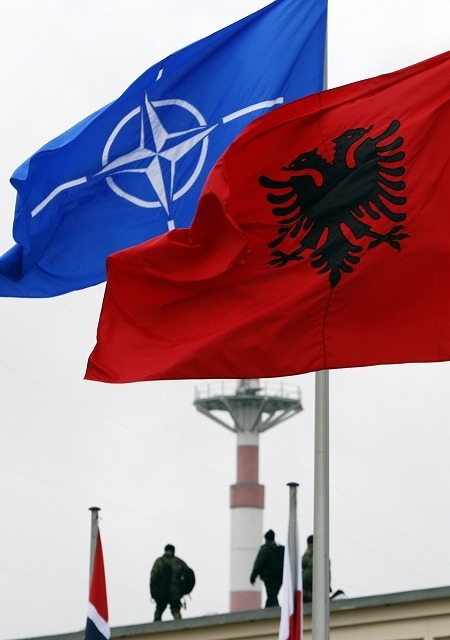 [写真]アルバニアの国旗（赤色）（ロイター/アフロ）