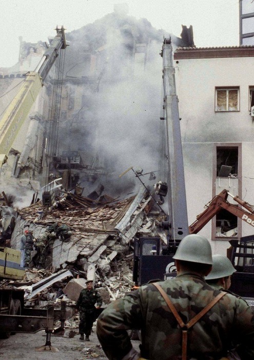 [写真]NATO軍からの空爆を受けたコソボの街（ロイター/アフロ）