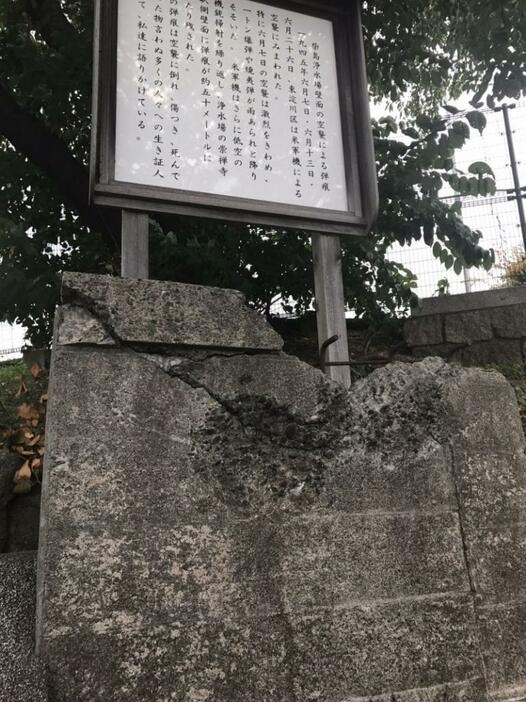 [写真]歩道沿いに設置されている壁面の一部=大阪市東淀川区で
