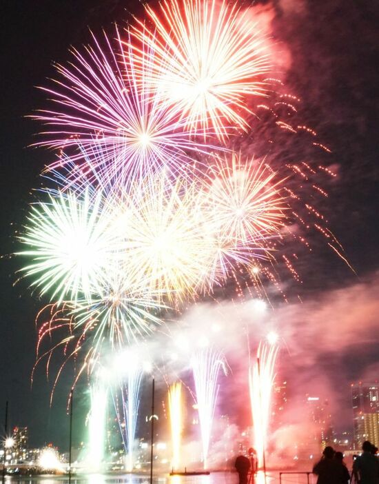 [写真]空も川も花火で染まり、周囲には迫力のある音が響いていた