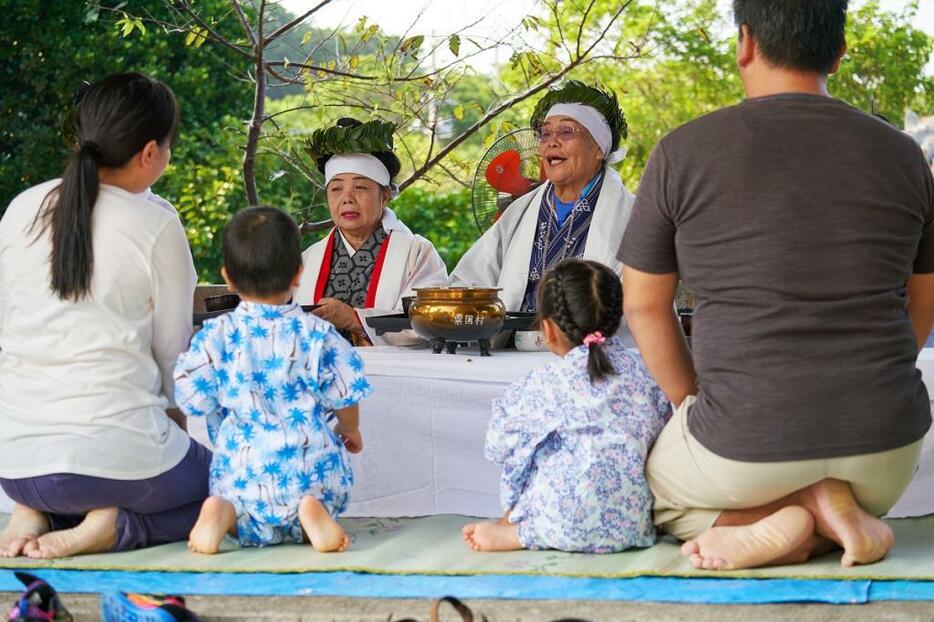 村民が健康や願い事を祈る