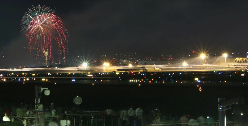 [写真]伊丹スカイパークは多くの見物人が訪れていた。伊丹空港の夜景も楽しめる=18日午後8時ごろ、兵庫県伊丹市から川西市方面を望む（撮影：柳曽文隆）