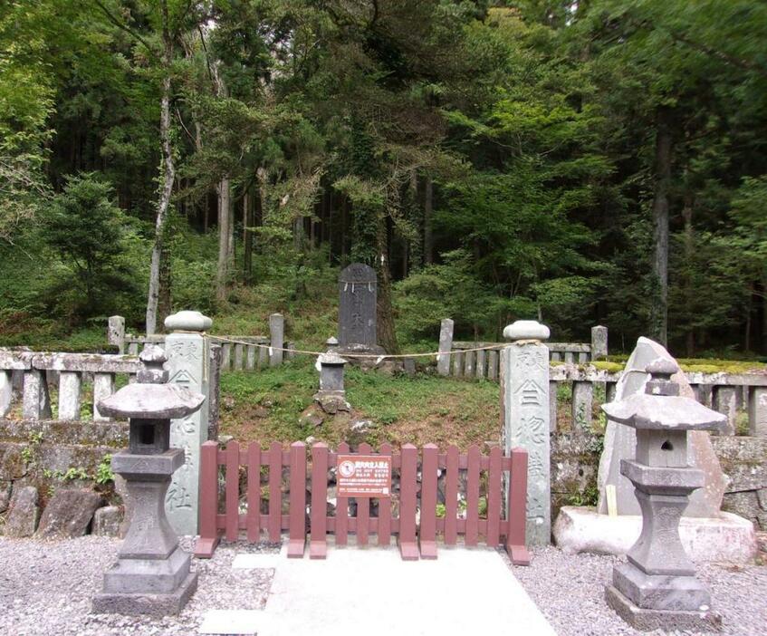 世界遺産の人穴浅間神社境内地にある、角行が修行をした洞穴＝静岡県富士宮市人穴