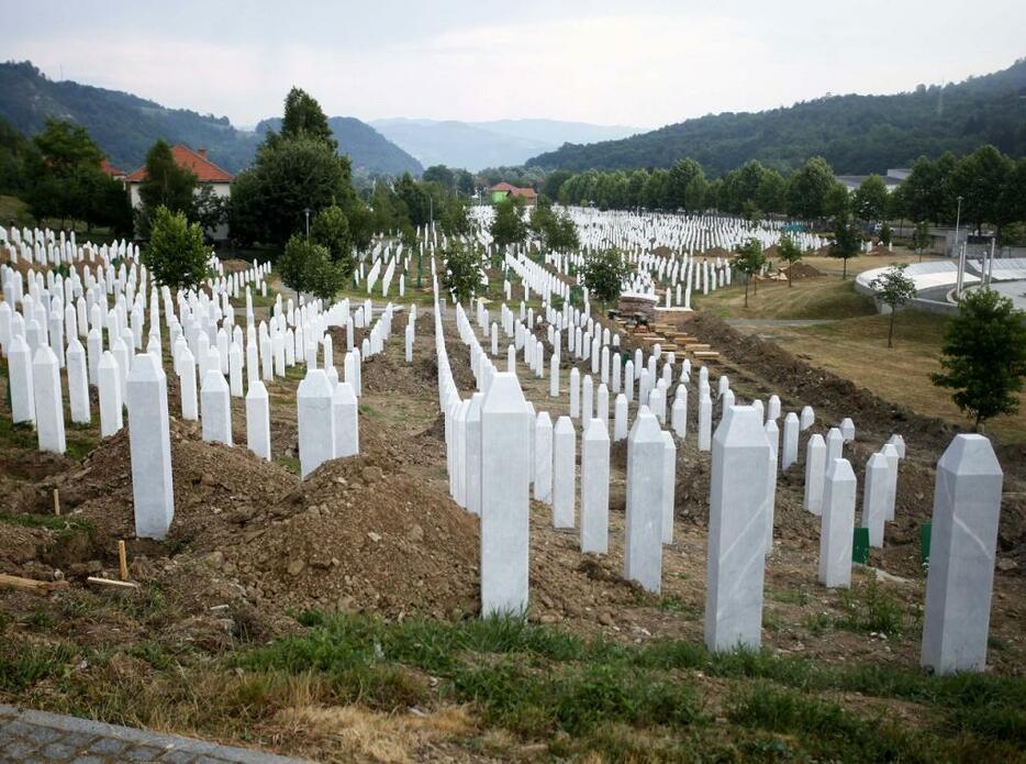 [写真]1995年、ボスニアのスレブレニツァでは「スルプスカ共和国」軍によって8000人以上のボシュニャク人が虐殺された（ロイター/アフロ）
