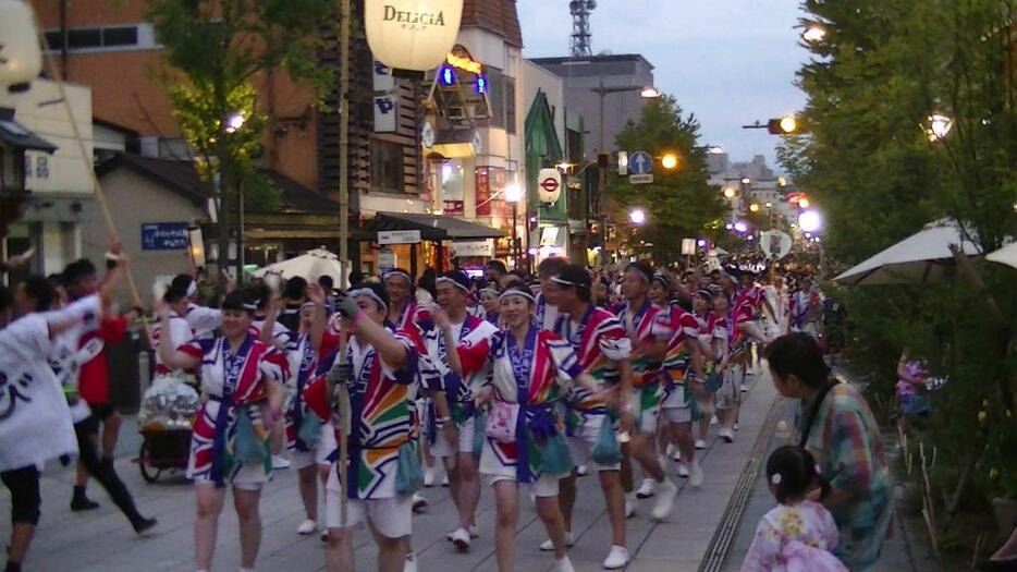 [写真]夕刻からの踊りも水分補給が大切（昨年の長野びんずる）