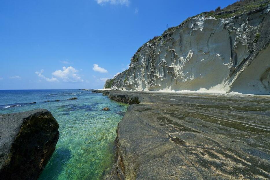 ヤヒジャ海岸。青い海と白壁のコントラストが美しい