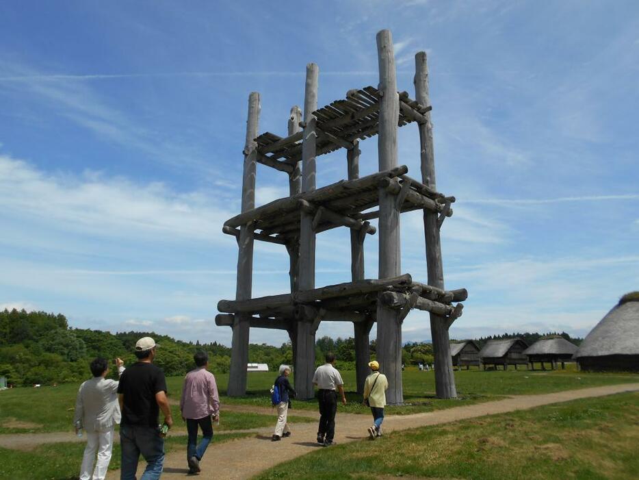 [写真]長野県など各地の黒曜石製品が多数残る三内丸山遺跡（2016年・筆者撮影）