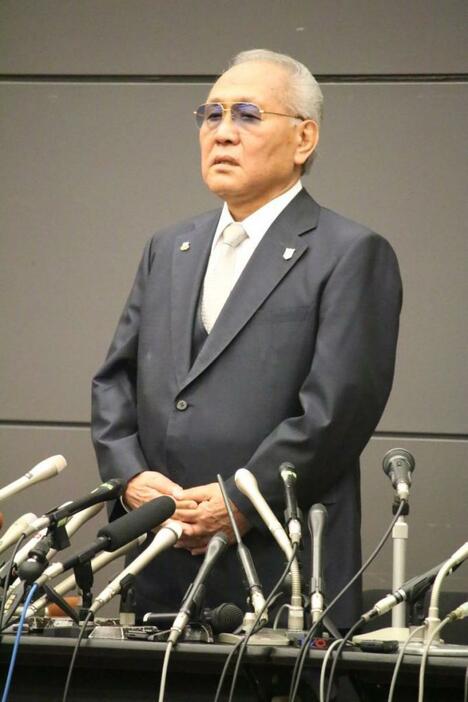 [写真]会長を辞任することを表明した山根会長=8日午後12時半ごろ、大阪市北区で（撮影：柳曽文隆）