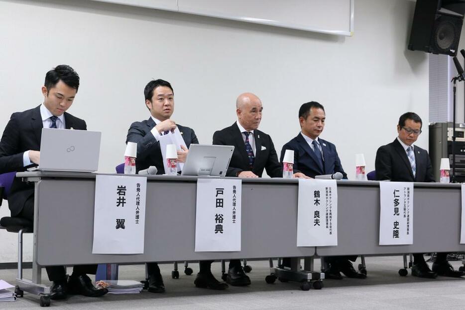 [画像]都内で会見した日本ボクシングを再興する会」。中央は代表者の鶴木良夫新潟県ボクシング連盟理事長