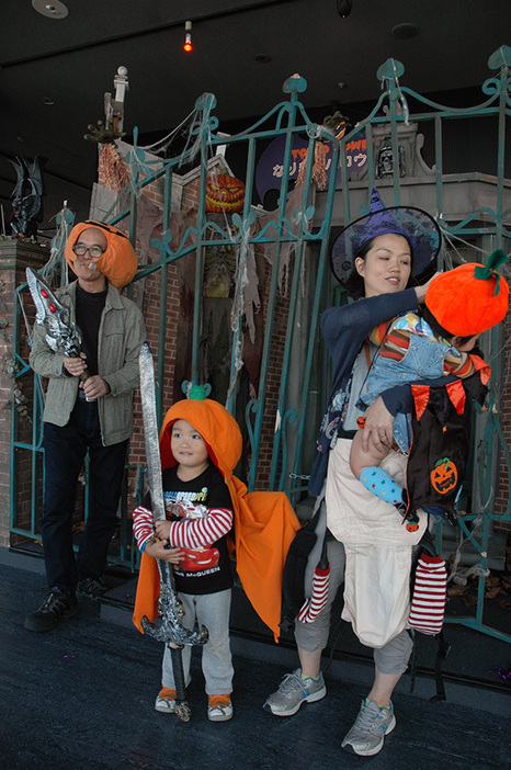 ハロウィンの仮装を楽しむ家族連れ＝東京都港区の東京タワー（10月31日午前11時半）