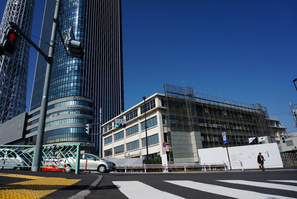 [写真]商業・宿泊施設の建設に向け、解体作業が始まった京成電鉄の旧本社ビル（右）（撮影:2013年10月28日）