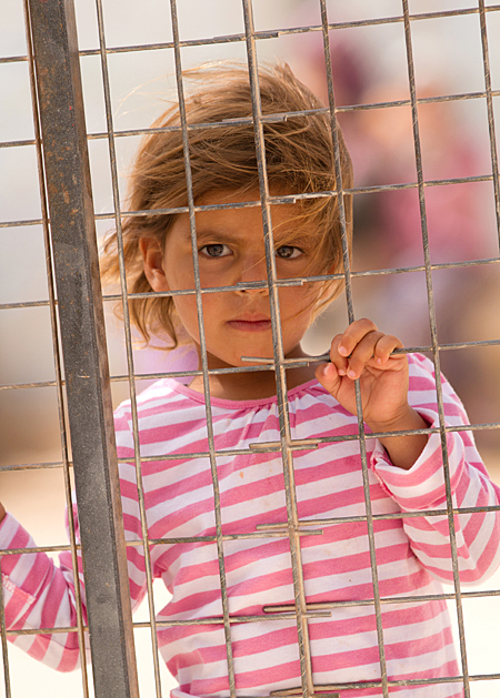 笑顔を見せない難民キャンプの少女