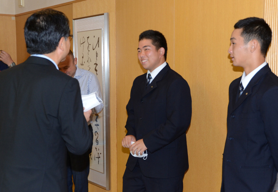 米沢則寿市長（手前左）と笑顔で話す白樺学園の業天汰成前主将（中央）ら＝北海道帯広市で