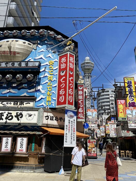 [写真]大阪・新世界のふぐ料理店「づぼらや」が15日で閉店。名物巨大ふぐ看板も撤去され、閉店イベントなどもなく、ひっそりと創業100年の歴史に幕を下ろす。報道をみて写真を撮りに来る人も多かった＝15日午後12時半ごろ、大阪市浪速区で