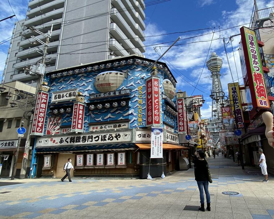 大阪・新世界のづぼらや付近。長く伸びる棒の先にふぐがぶら下がっていた