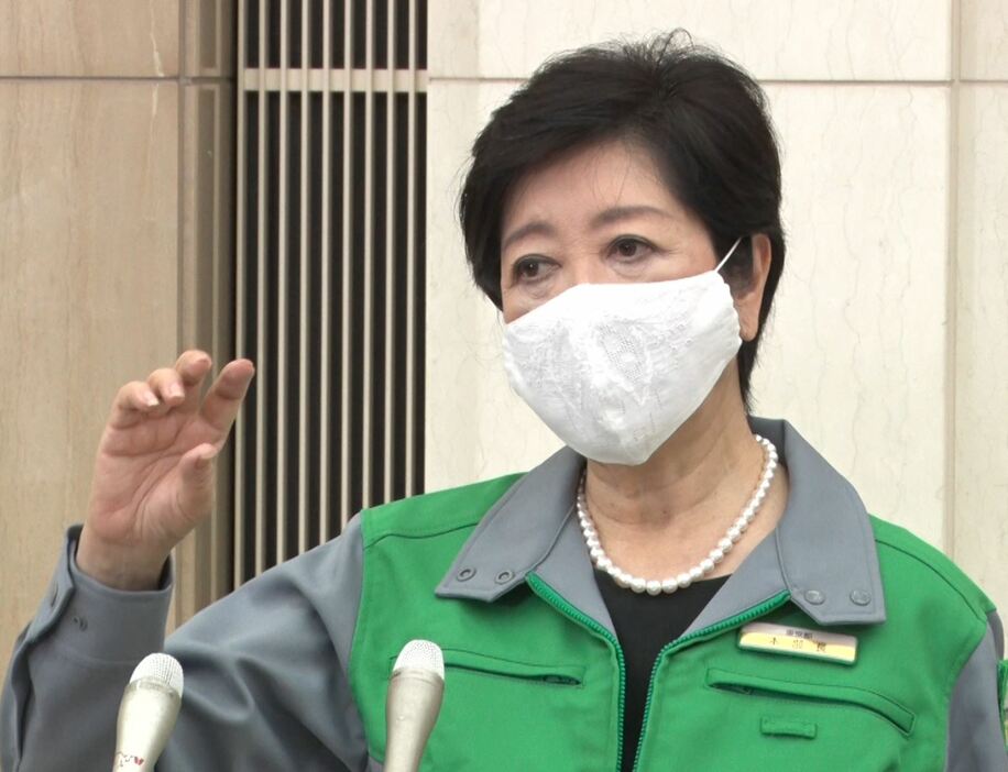 記者団の取材に応じる小池都知事