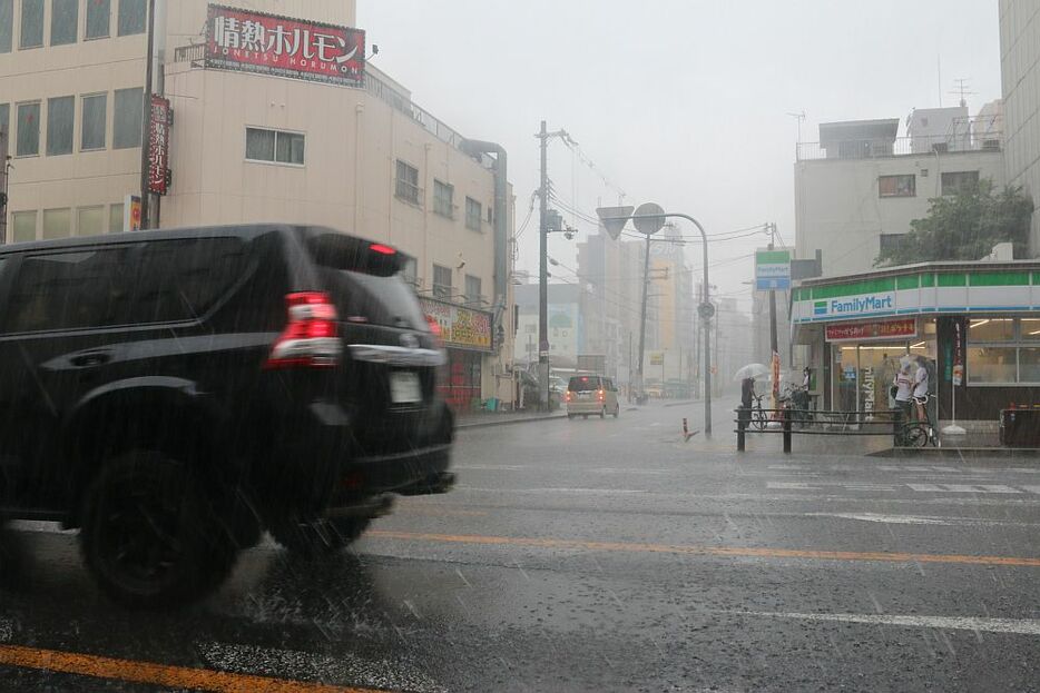 ［写真］激しい雨に見舞われた大阪市内＝18日午後3時半ごろ、大阪市浪速区で