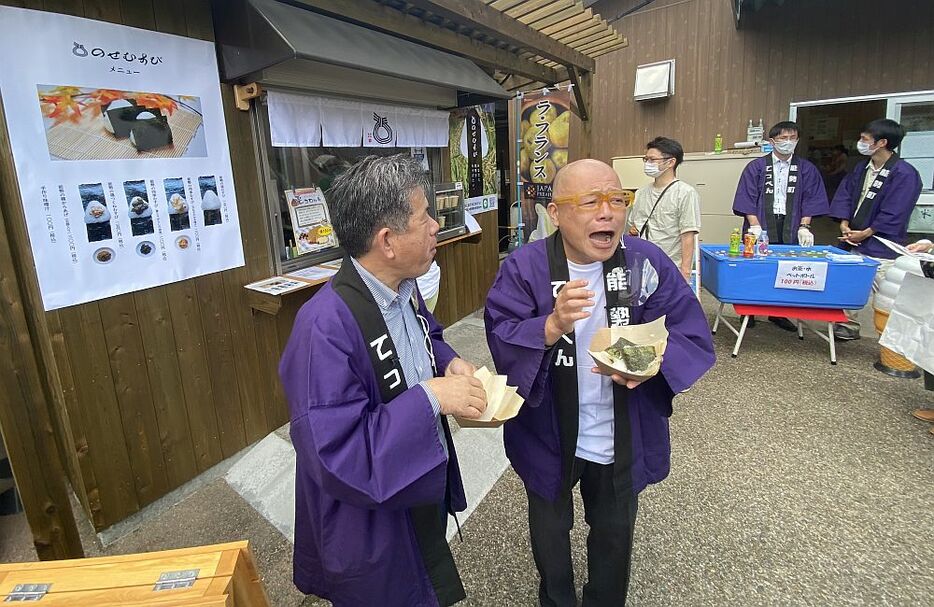 ［写真］町長と「のせむすび」の食レポで道の駅を沸かすタージン（右）＝19日、大阪府能勢町の道の駅能勢（くりの郷）で