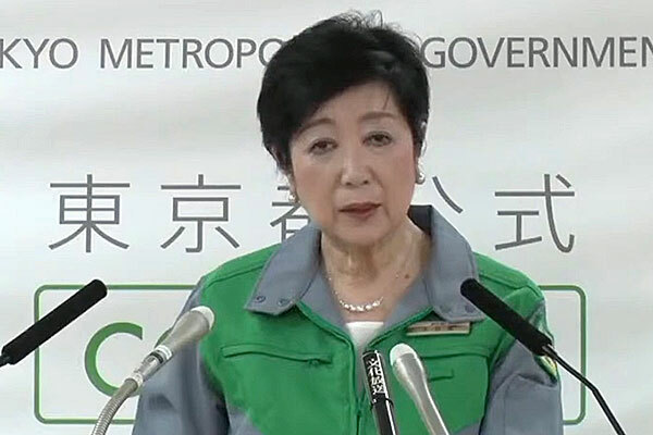 記者会見する小池知事